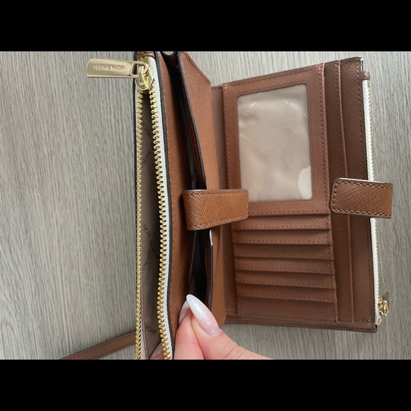 Micheal Kors Wallet in Vanilla. Brand new 10/10 condition. - Picture 4 of 4